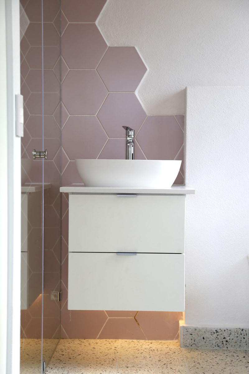 girls-en-suite-bathroom-hexagon-tiles