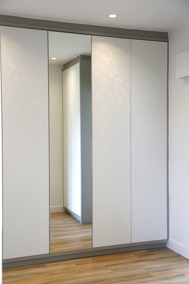 walk-in-closet-wallpaper-mirror