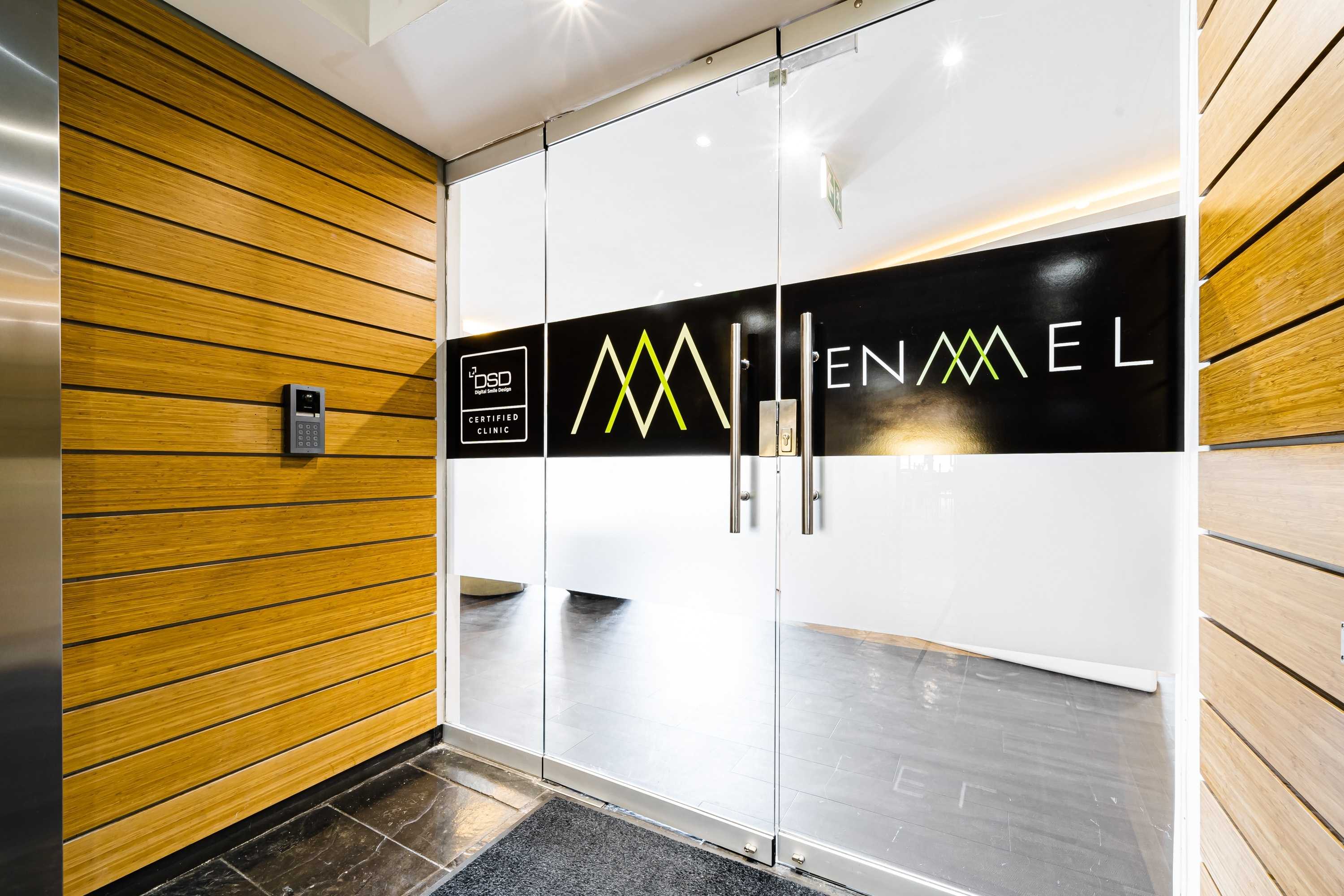 enamel-clinic-entrance-logo
